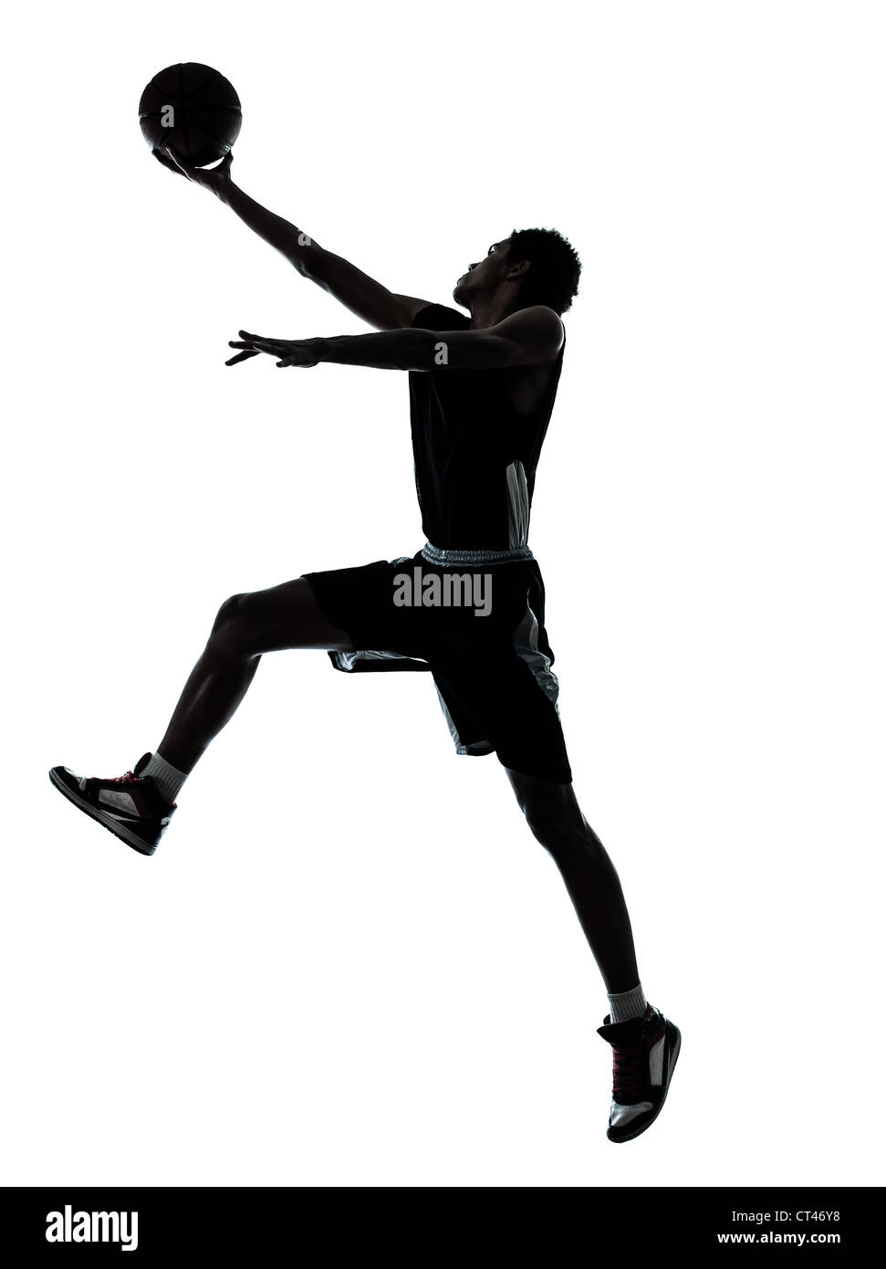 Un jeune homme basket-ball player silhouette en studio isolé sur fond blanc Banque D'Images