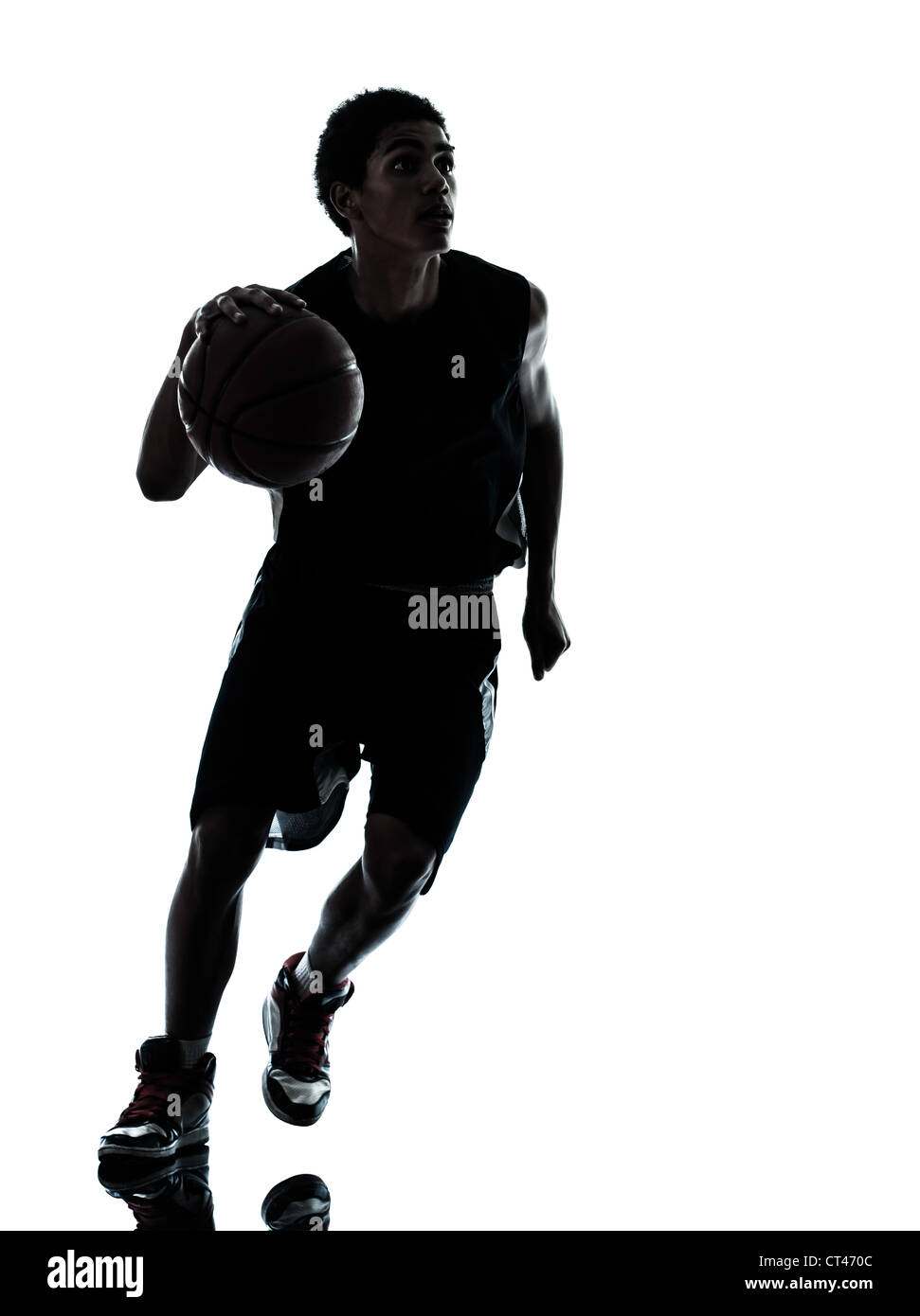 Un jeune homme basket-ball player silhouette en studio isolé sur fond blanc Banque D'Images