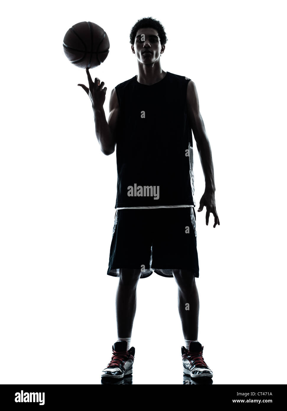 Un jeune homme basket-ball player silhouette en studio isolé sur fond blanc Banque D'Images