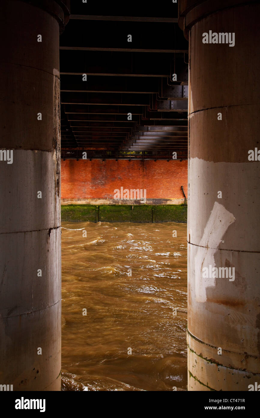 Tamise sous Blackfriars Bridge, Londres 2012. Banque D'Images