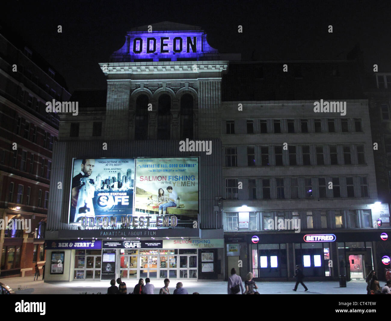 West End Odeon Leicester Square Londres la nuit Banque D'Images