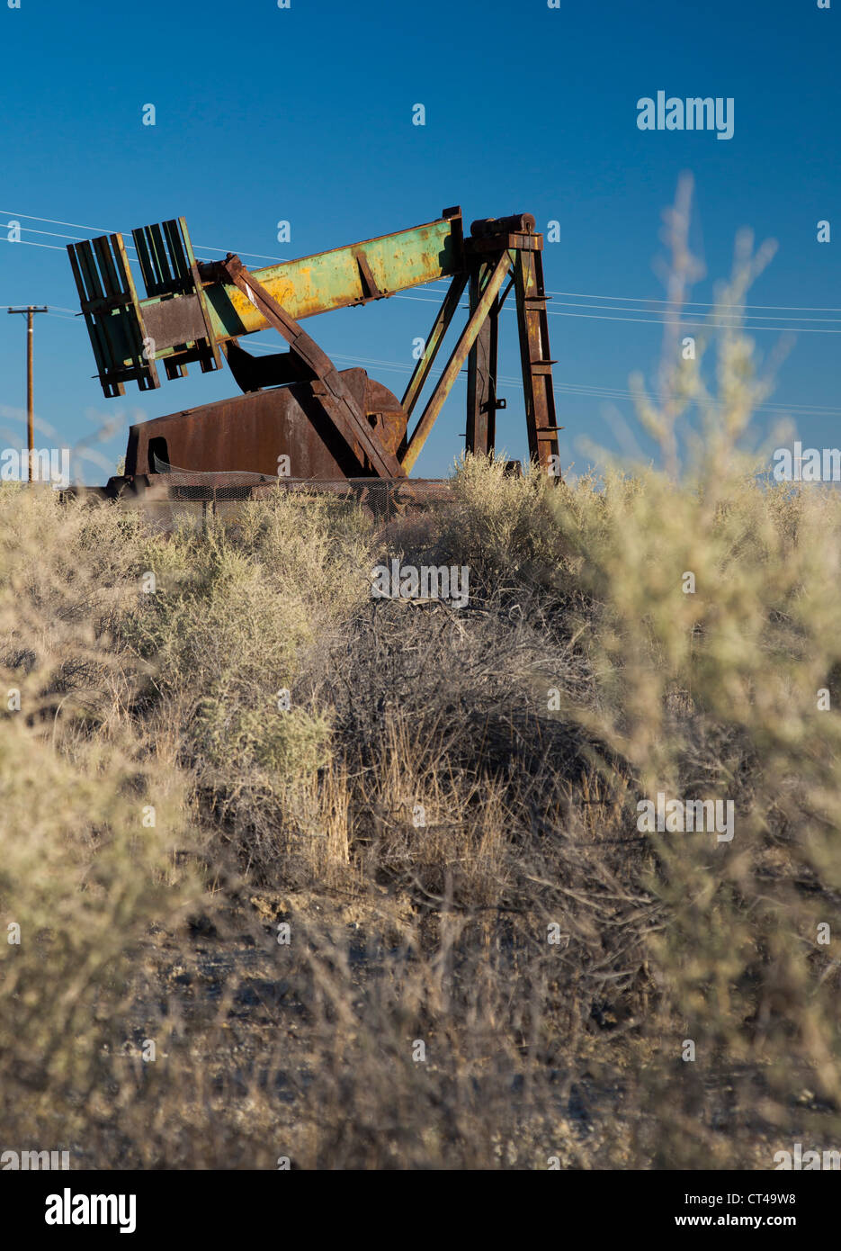 Maricopa, Californie - Un puits de pétrole abandonnés dans le champs de pétrole et de gaz dans le sud de San Joaquin Valley. Banque D'Images