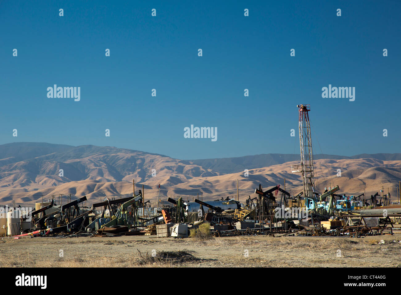 Maricopa, Californie - l'équipement pétrolier dans le sud de la vallée de San Joaquin. Banque D'Images