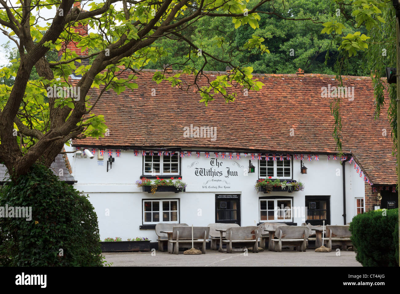 Le Withies Inn, Compton commun, Guildford, Surrey, Royaume-Uni qui date du 16ème siècle. Banque D'Images