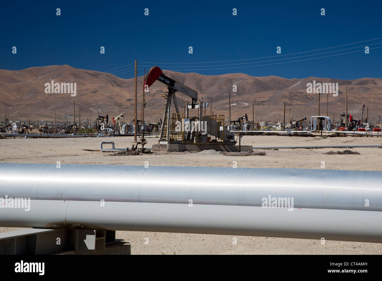 Taft, Californie - Le pipeline de gaz naturel dans les champs de pétrole et de gaz du sud de la vallée de San Joaquin. Banque D'Images