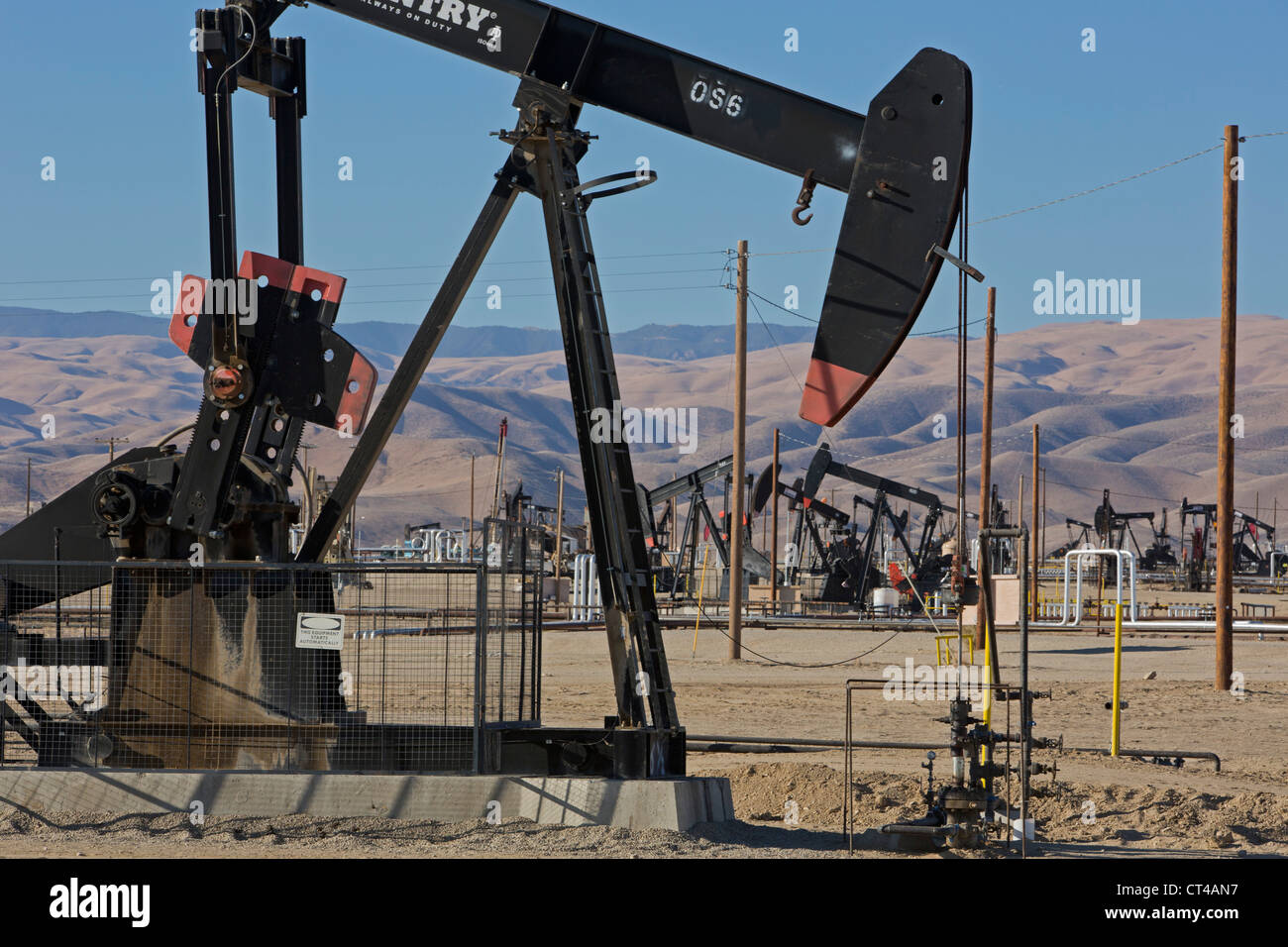 Taft, Californie - des puits de pétrole dans les champs de pétrole et de gaz du sud de la vallée de San Joaquin. Banque D'Images