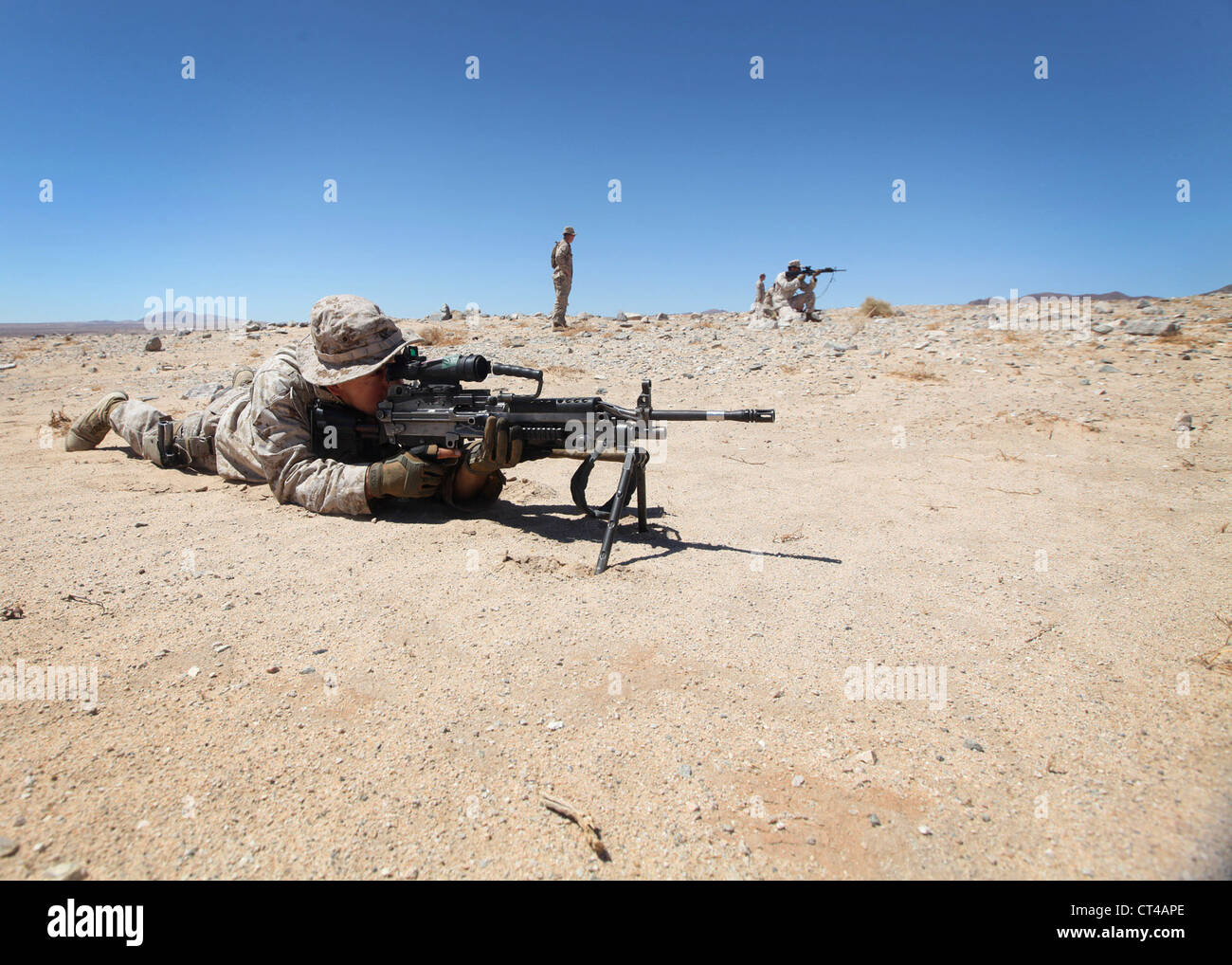 Un marine avec application de la loi du 1er bataillon, je marine expeditionary force, vise un m249 squad arme automatique vers le bas une mitrailleuse plage pendant un exercice de formation pour l'exercice à grande échelle-1, lancer du javelot, le 7 juillet 2012 butée. poussée javelin est un exercice d'envergure annuel avec 1ère Marine Expeditionary brigade à Marine Corps Air Ground Combat center Twentynine Palms, Californie, qui permet aux marins d'active et de réserve et les marins de 38 états différents pour former ensemble comme une masse d'air maritime task force. Banque D'Images