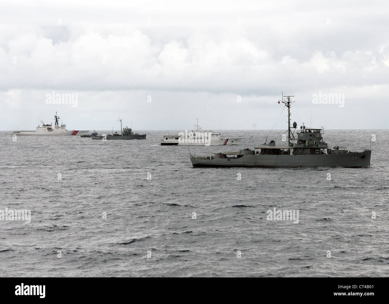 BRP Iloilo (PS 32), PCG Pampanga (SAVV 003), BRP Malvar (PS 19), BRP Abcede (PG 114) et USCGC Waesche (WMSL 751) se joignent à USS Vandegreft (FFG 48) pour un exercice photo (PHOTOEX). Cet événement marque la conclusion de la phase en mer de l'exercice coopération à flot préparation et formation (CARAT) Philippines 2012. LE KARAT est une série d'exercices militaires bilatéraux entre la marine américaine et les forces armées du Bangladesh, du Brunei, du Cambodge, de l'Indonésie, de la Malaisie, des Philippines, de Singapour et de la Thaïlande. Le Timor oriental se joint à l'exercice pour la première fois en 2012 Banque D'Images