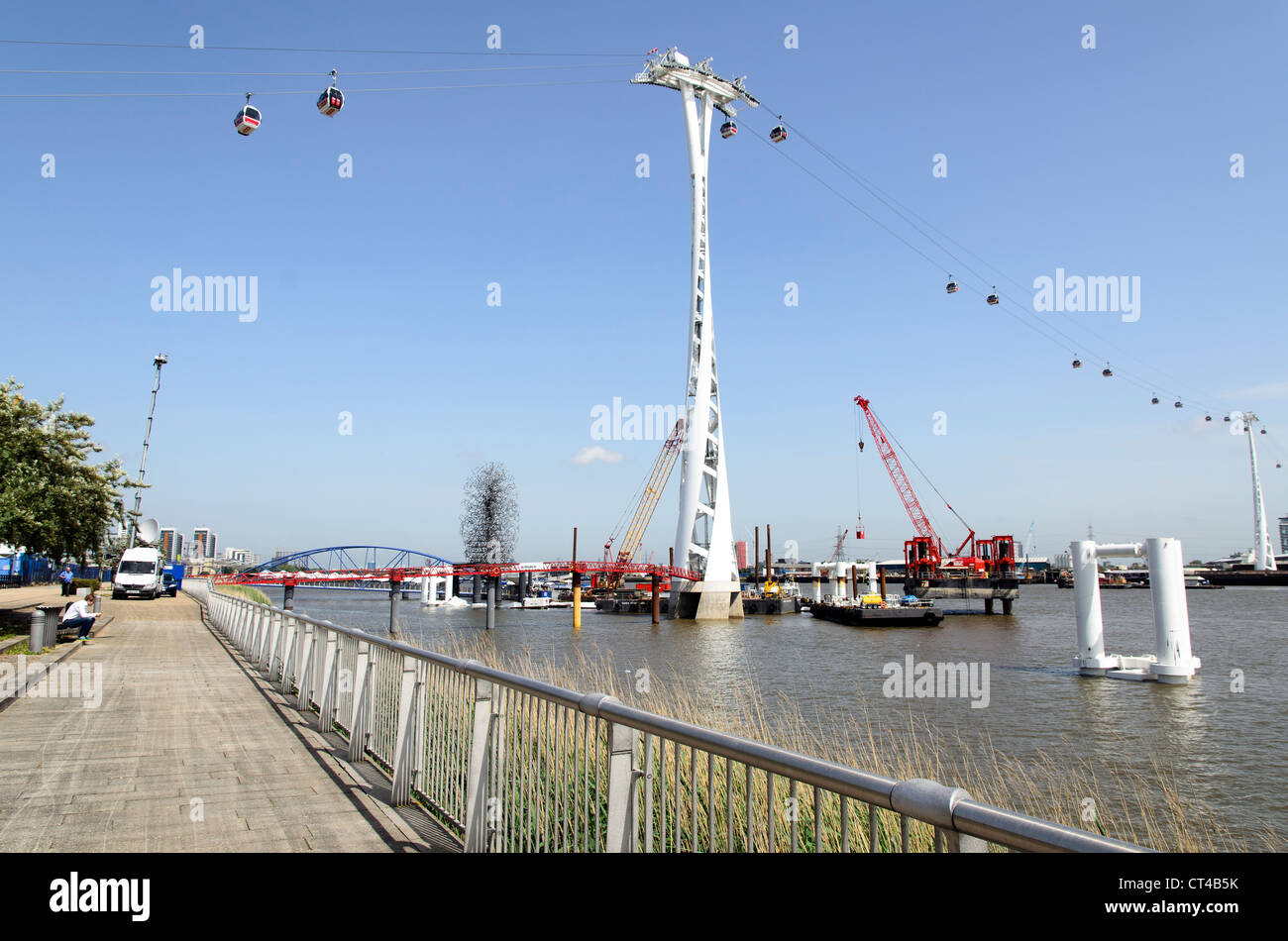 Le nouveau téléphérique de Thames. L'Emirates Air Line liens l'O2 Arena de Greenwich, au sud-est de Londres, avec le parc des expositions ExCel à Royal Docks de l'Est de Londres. Banque D'Images