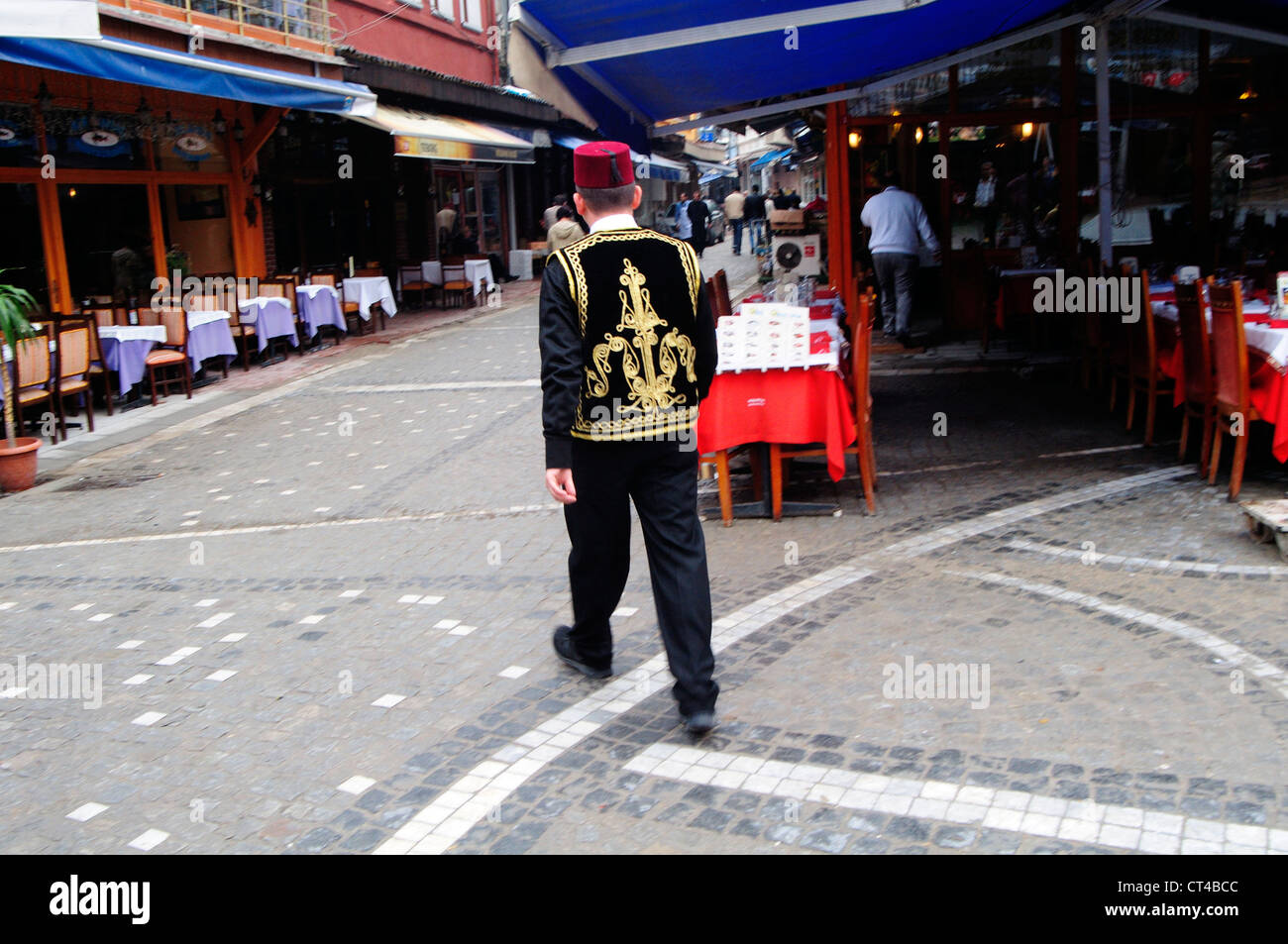 La Turquie, Istanbul, Homme portant robe traditionnelle turque Banque D'Images