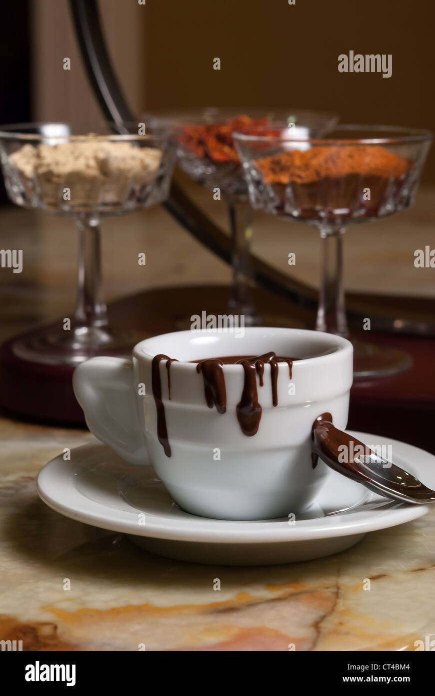 Cookies et tasse de café avec du chocolat qui coule Banque D'Images