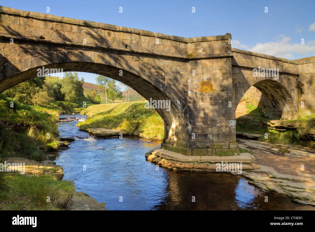 Packhorse Pierre passerelle sur rivière Derwent, NR Howden réservoir, le Peak District, Derbyshire Banque D'Images