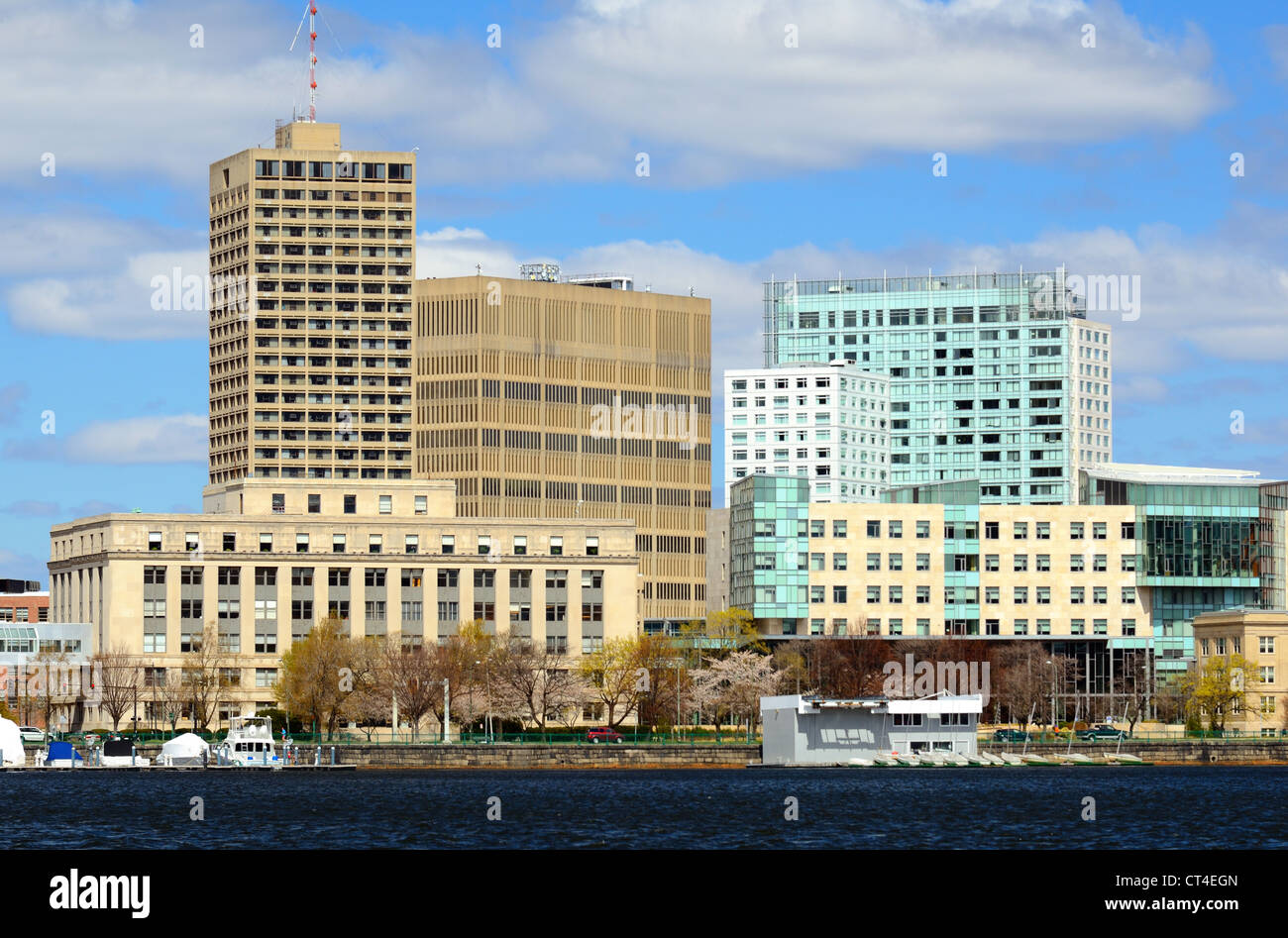 Skyline de Cambridge, Massachusetts, de l'autre côté de la Charles River. Banque D'Images