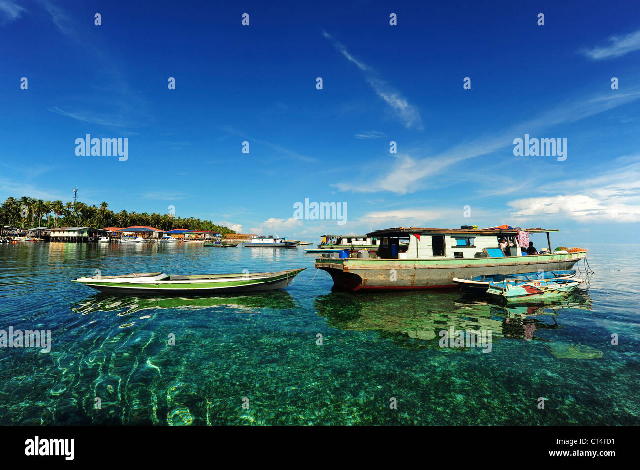 La Malaisie, Bornéo, Semporna, Mabul, Lau Dayak (gitans de la mer) qui vivent sur des bateaux et des maisons en bois sur pilotis Banque D'Images