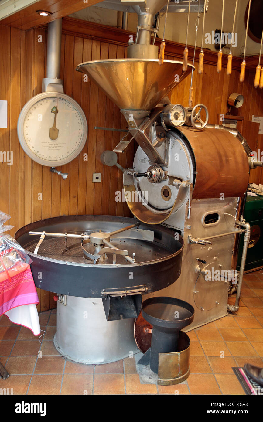 Un petit café de torréfaction des grains de café de la machine en  fonctionnement dans un magasin à Namur, Wallonie, Belgique Photo Stock -  Alamy