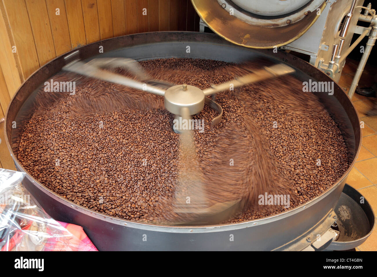 Un petit café de torréfaction des grains de café de la machine en fonctionnement dans un magasin à Namur, Wallonie, Belgique. Banque D'Images