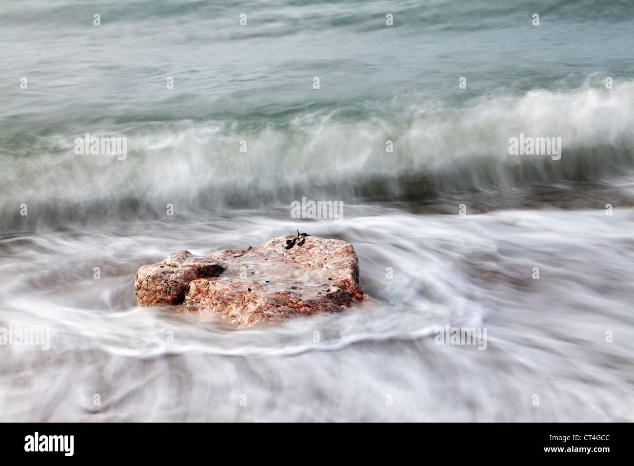 La mer autour de rock émotionnel, Worthing, West Sussex Coast Banque D'Images