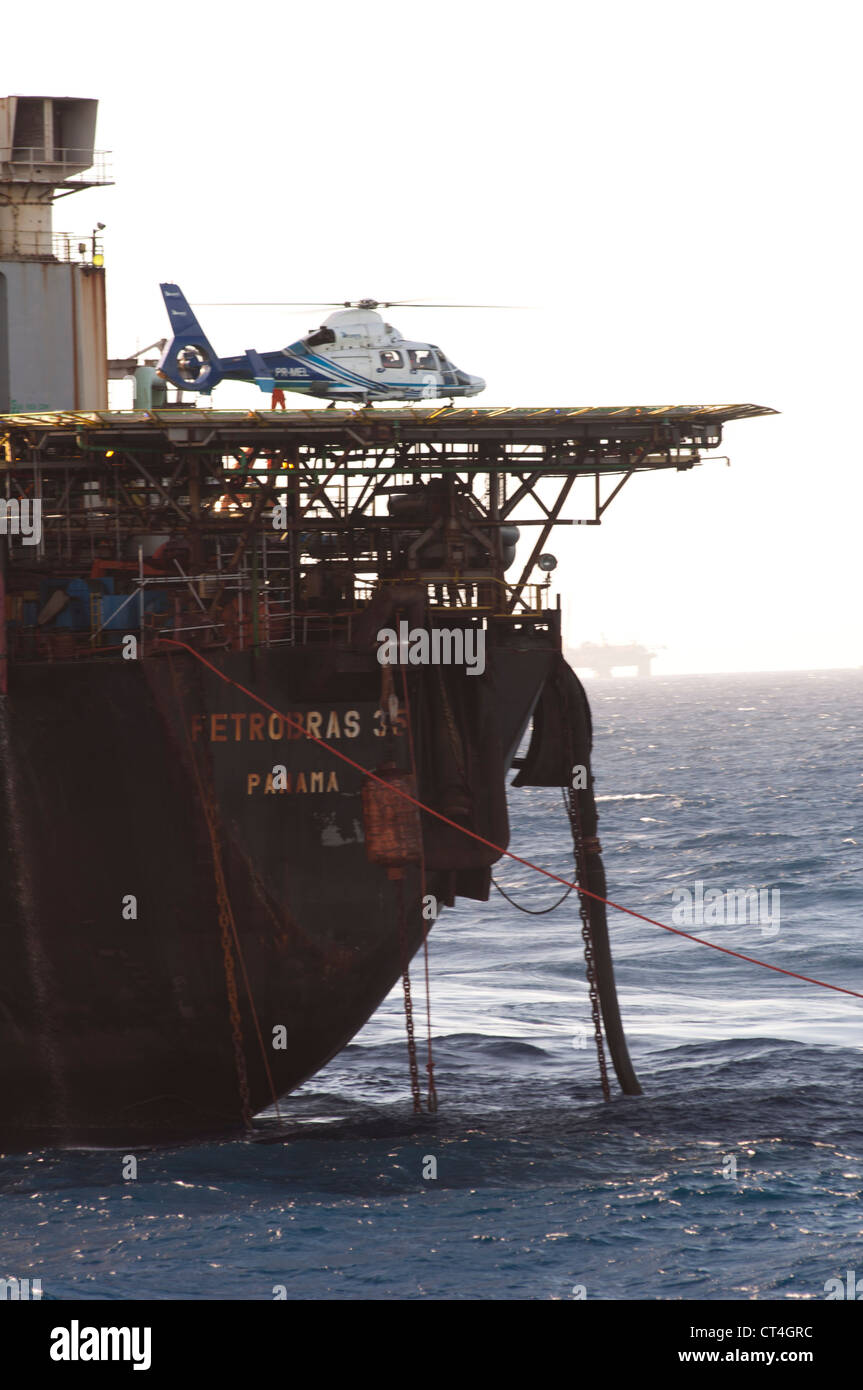 Hélicoptère a atterri en helideck P35 de forage de l'FPSO, travaillant pour la compagnie pétrolière brésilienne Petrobras, dans le bassin de Campos, au Brésil. Banque D'Images
