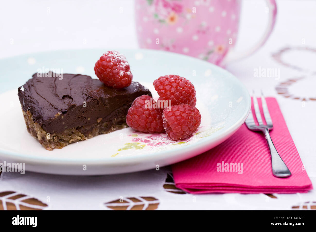 Une tranche de tarte au chocolat avec des framboises. Banque D'Images