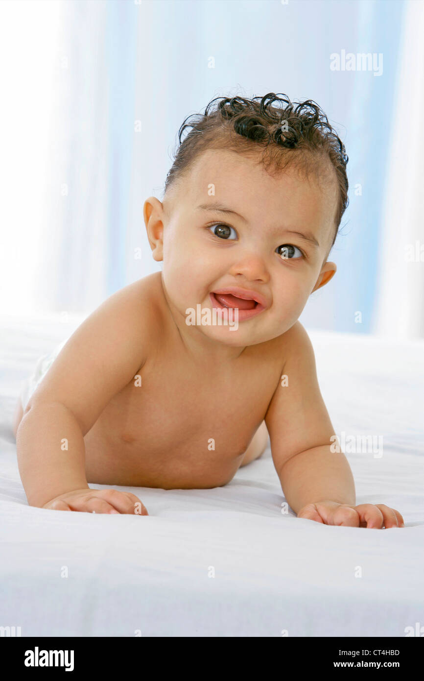 BÉBÉ À L’INTÉRIEUR Banque D'Images