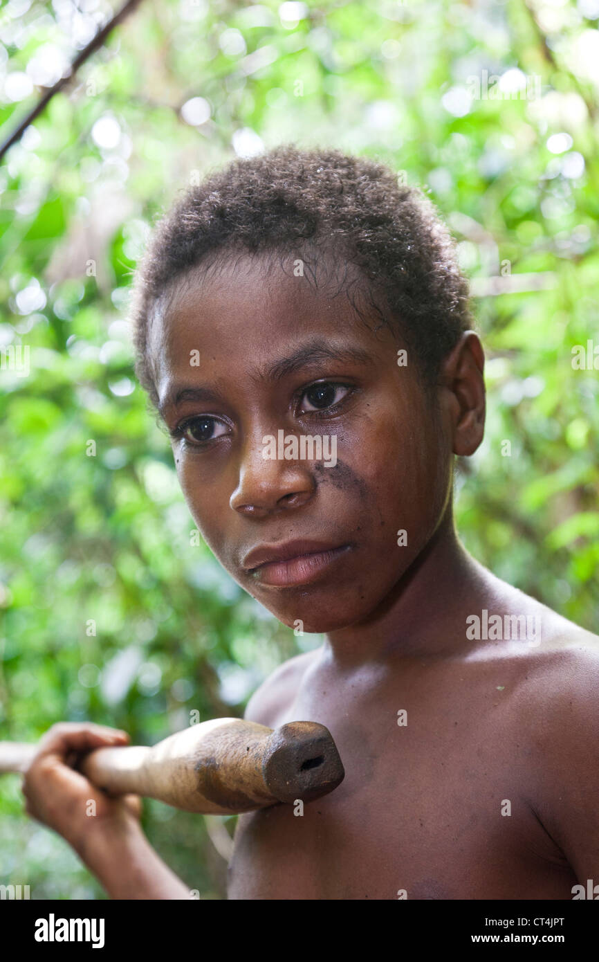 Pacifique Sud, Vanuatu, Port de l'IVL, Ekasup Village. Jeune guerrier en costume traditionnel au cours de performances pour les touristes. Banque D'Images