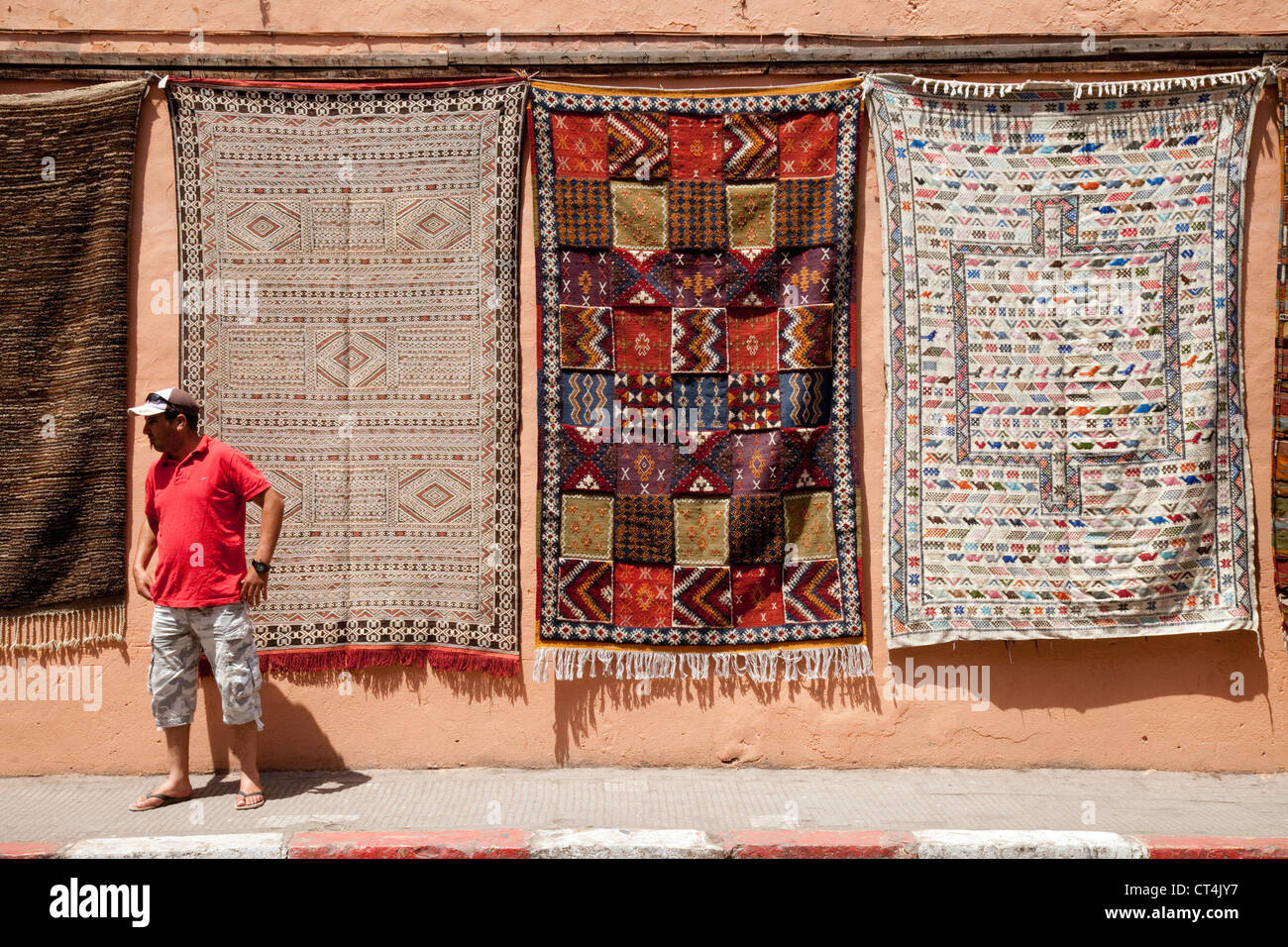 Vendeur de tapis, le souk de Marrakech, Maroc sud Banque D'Images