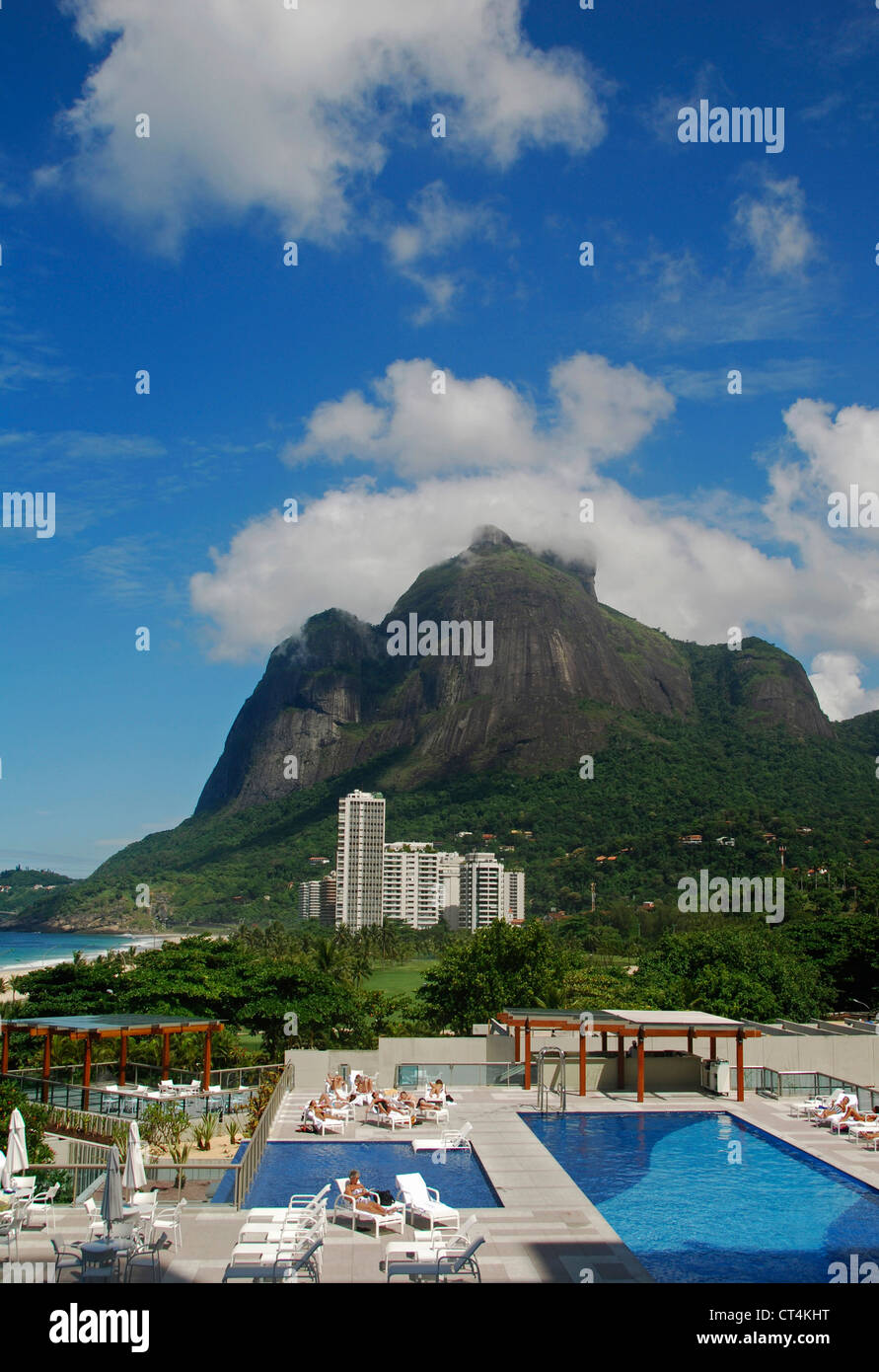 Brésil, Rio de Janeiro, Sao Conrado, vue de l'Hôtel Intercontinental sur la piscine et les collines Banque D'Images