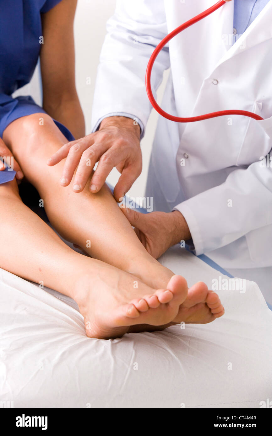 La symptomatologie, DE LA JAMBE CHEZ UNE FEMME Banque D'Images