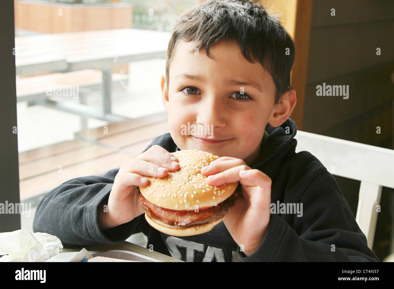 Enfant de manger un sandwich Banque D'Images