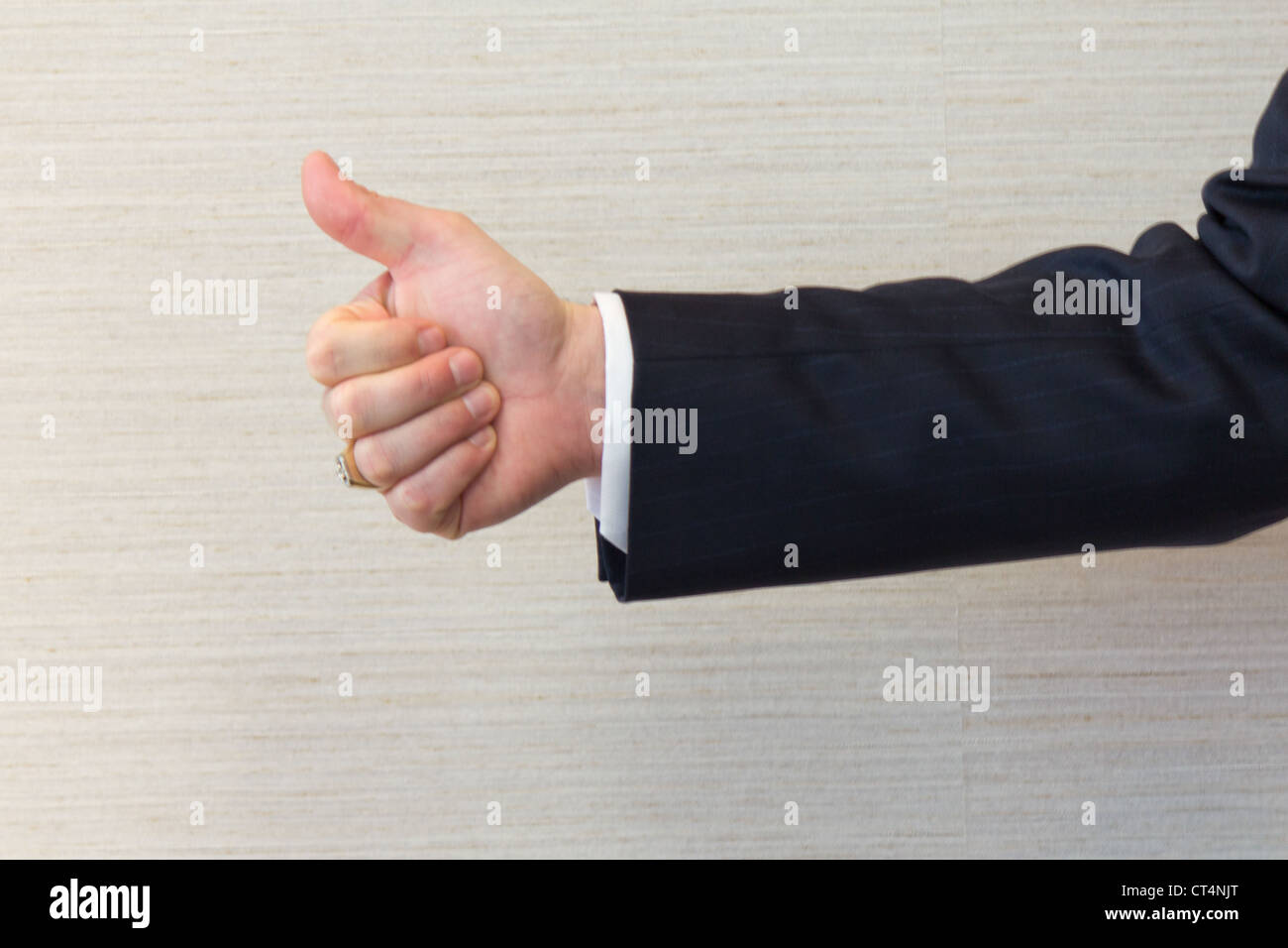 Le business man gesturing Thumbs up sign. Banque D'Images