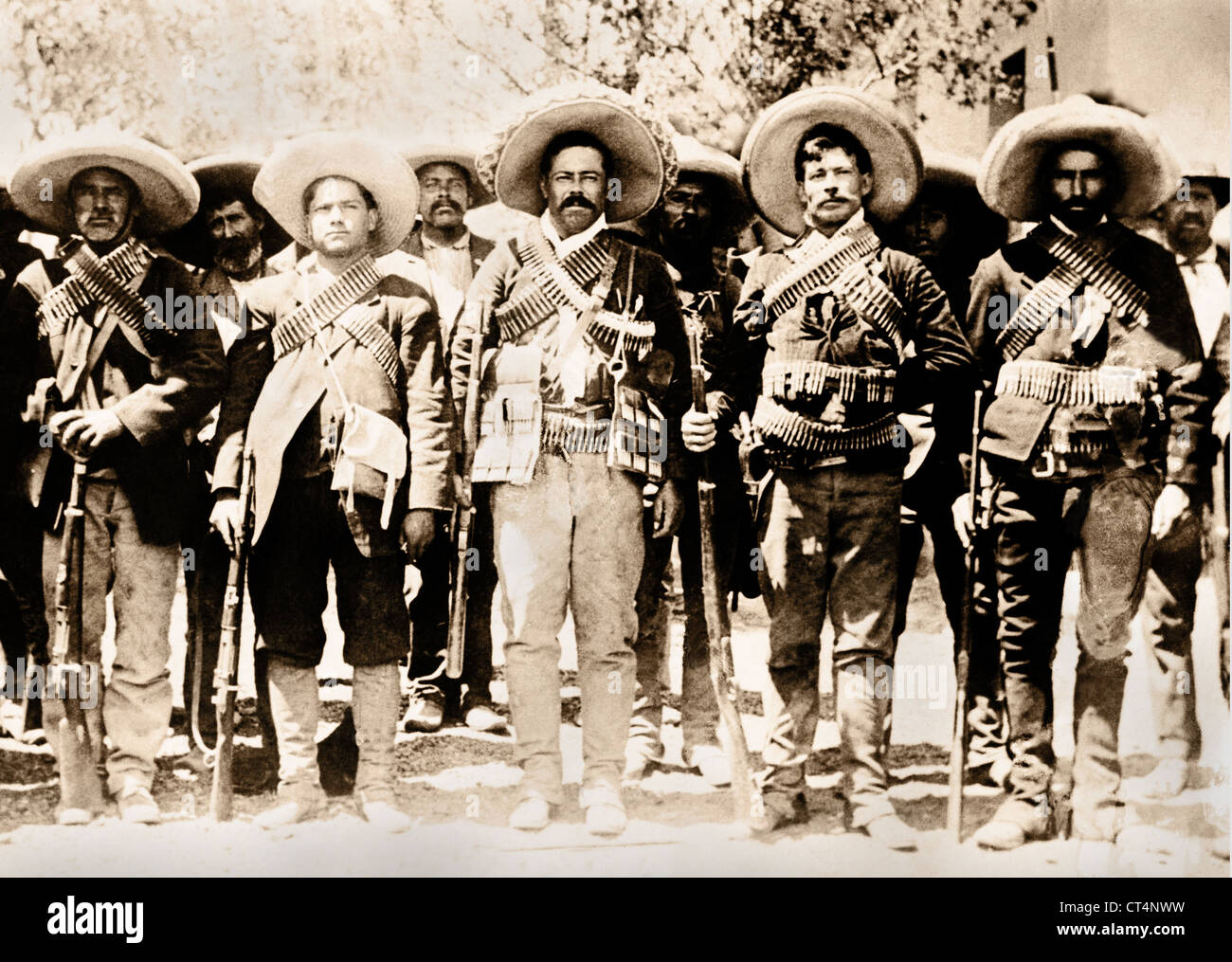 Pancho Villa se trouve avec un groupe de ses hommes. News Photo vers 1910. Banque D'Images