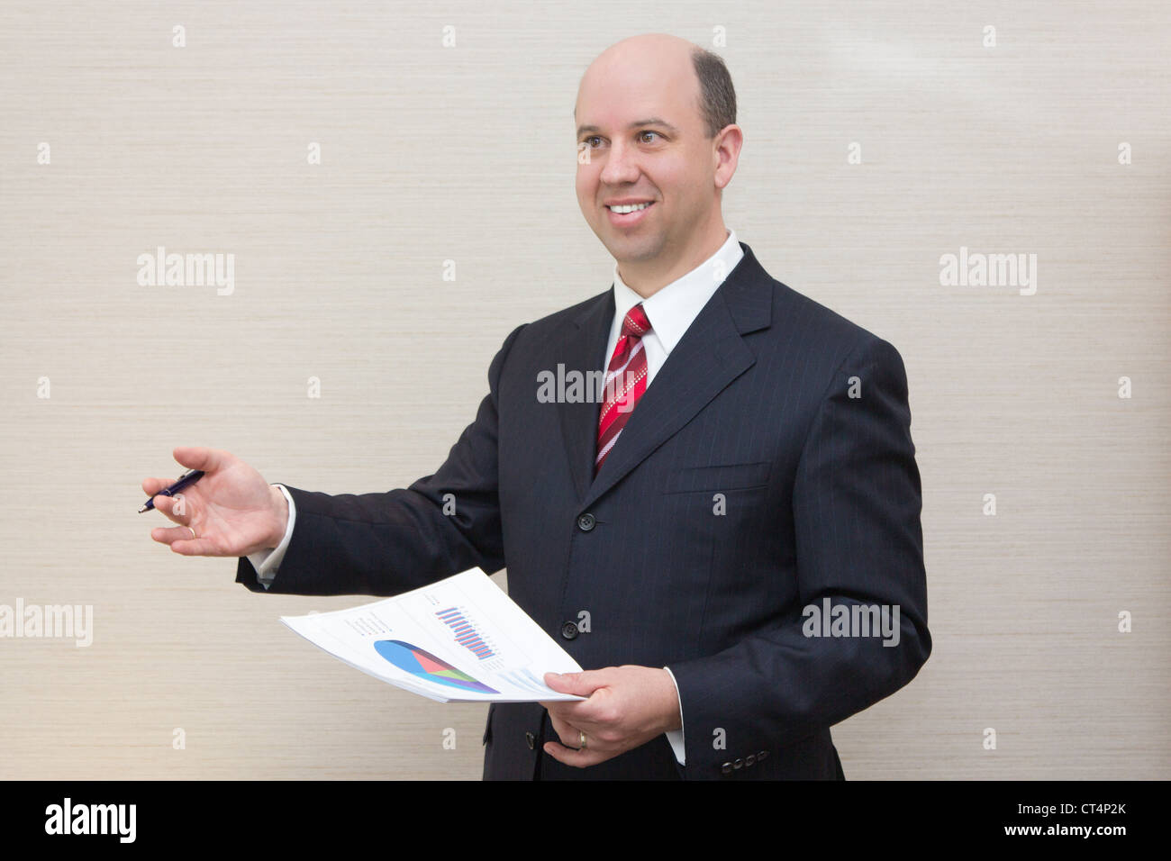Smiling business man avec le document. Banque D'Images