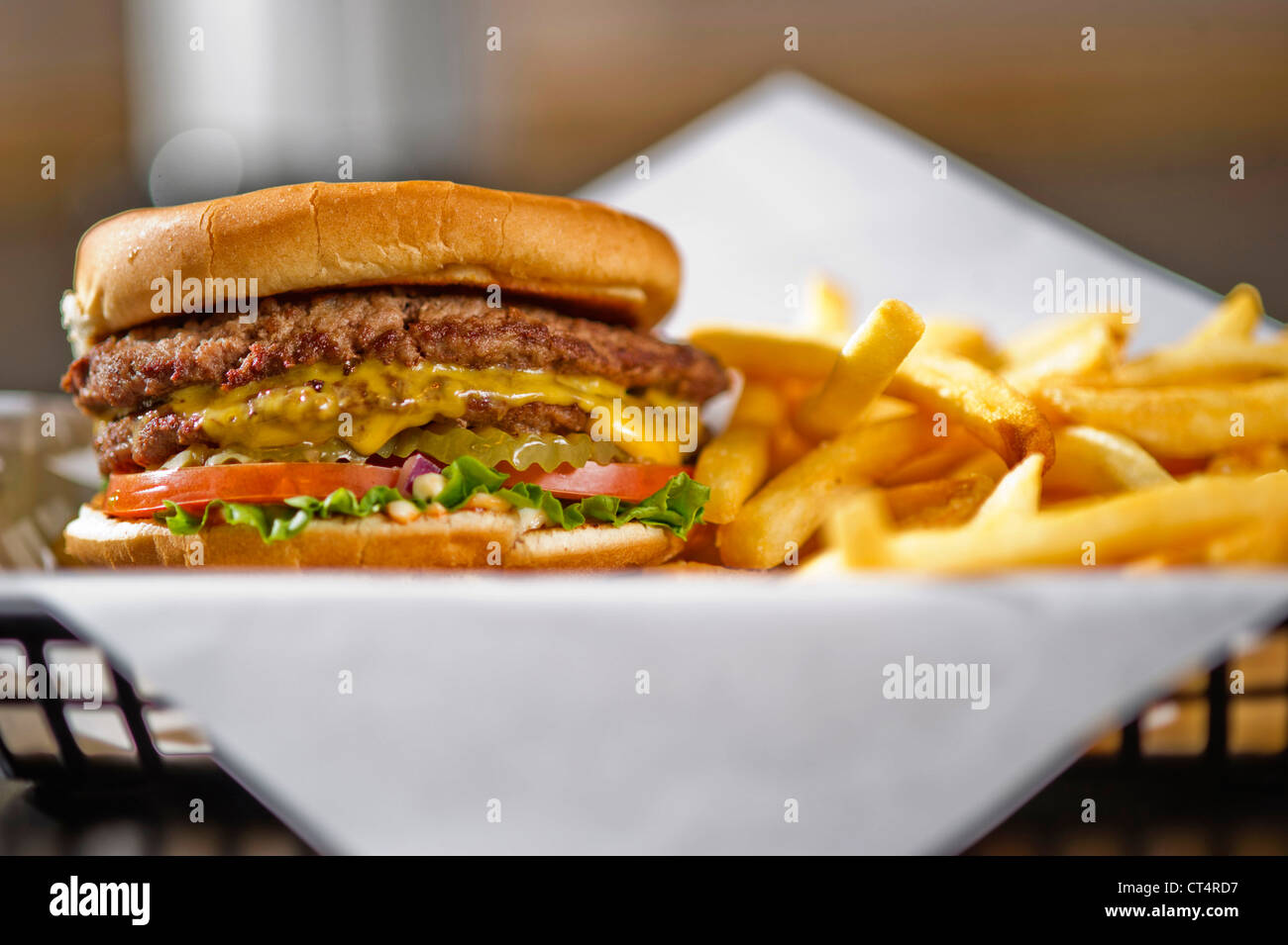Un cheeseburger dans un panier de frites. Banque D'Images
