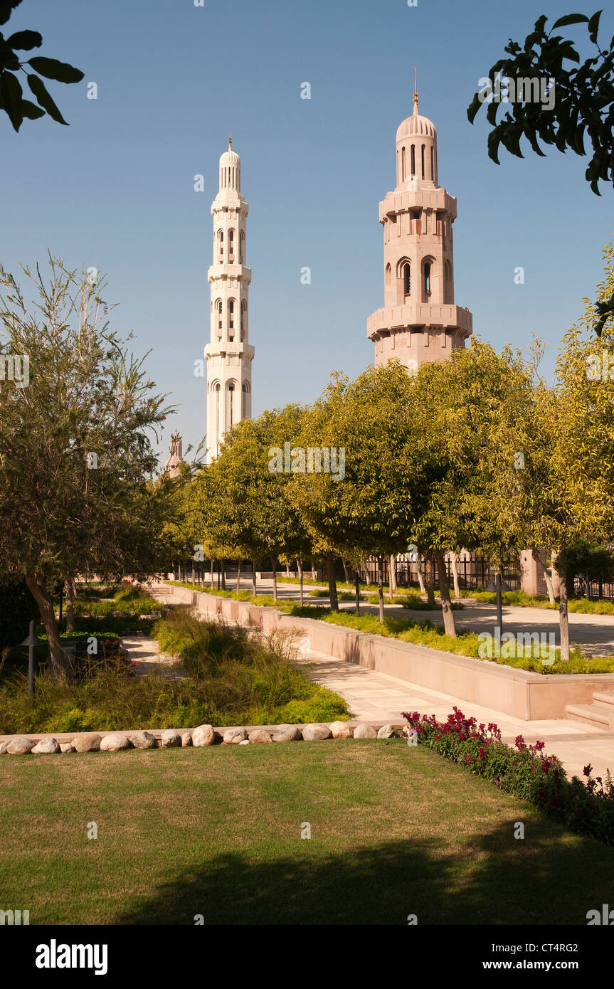 Elk207-1294v Oman, Muscat, Al Abidjan Marcory Zone 4, Grande Mosquée Sultan Qaboos, jardin minaret Banque D'Images