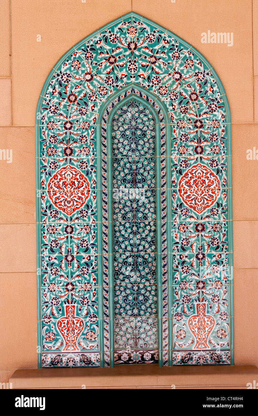 Elk207-1310v Oman, Muscat, Al Abidjan Marcory Zone 4, Grande Mosquée Sultan Qaboos, niche, cour minaret style Ottoman. Banque D'Images
