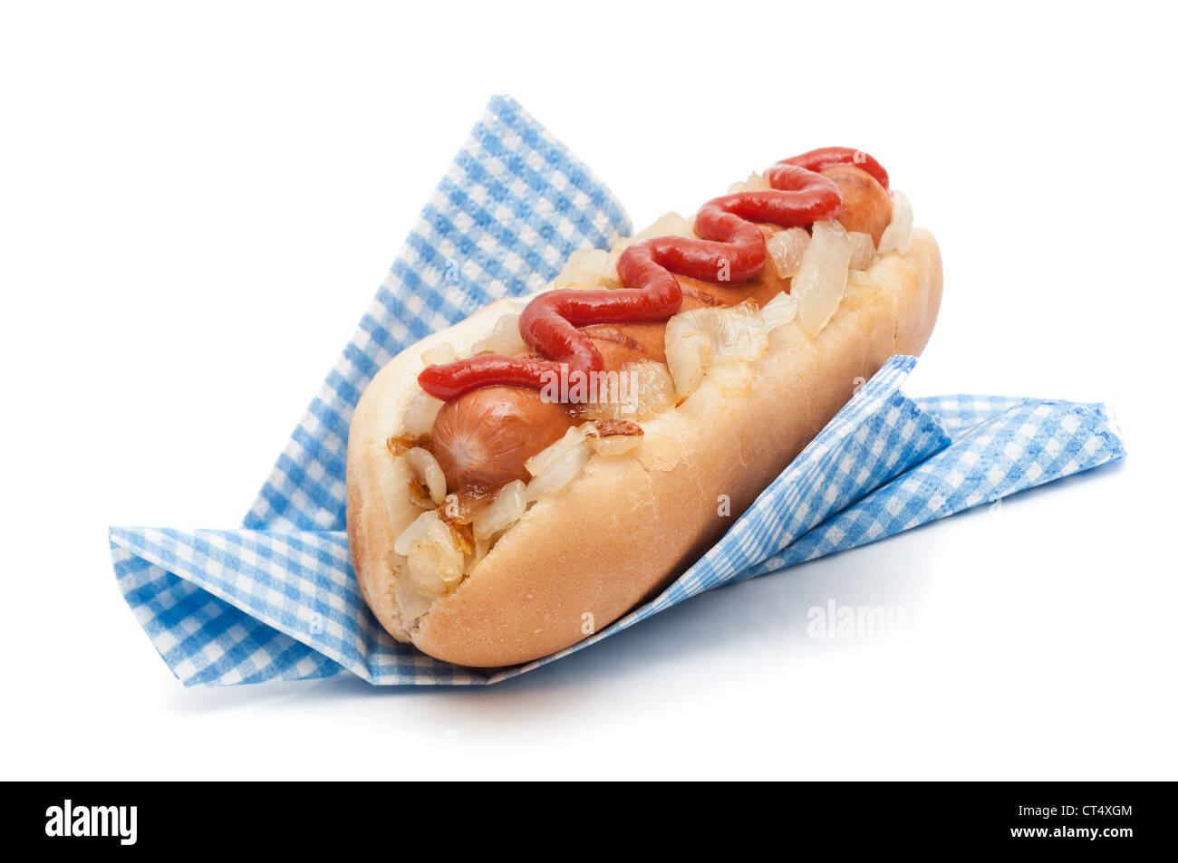 Hot dog roll avec oignons frits et sauce tomate en serviette sur un fond blanc Banque D'Images