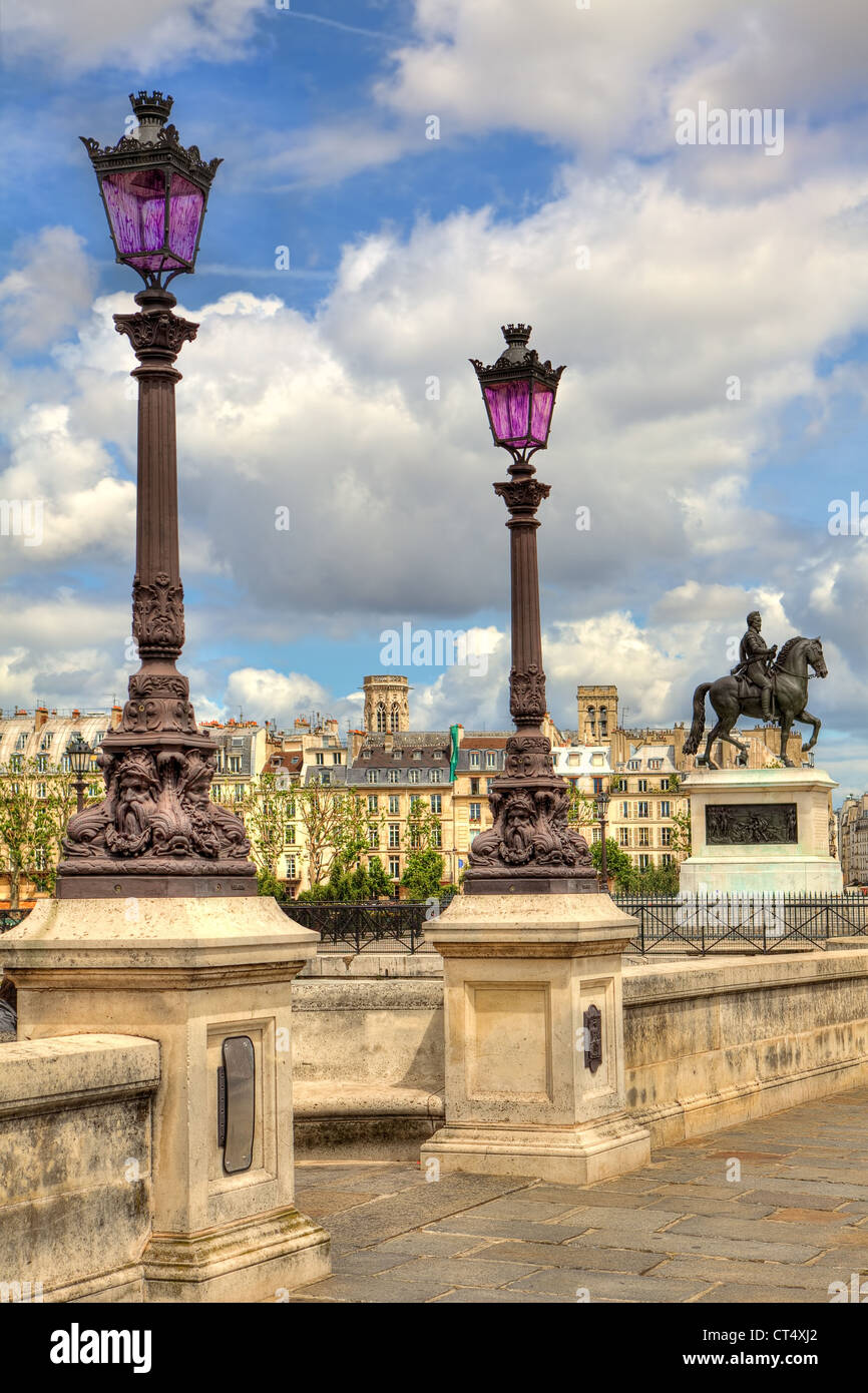 Image d'orientation verticale lampadaire parisien traditionnel sur le  célèbre Pont Neuf à Paris, France Photo Stock - Alamy