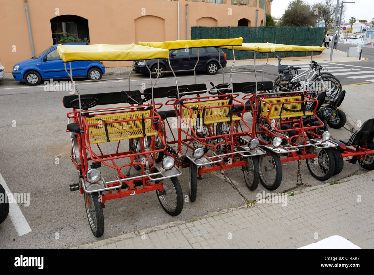 Voiture à pédale des vélos de location Minorque espagne Banque D'Images