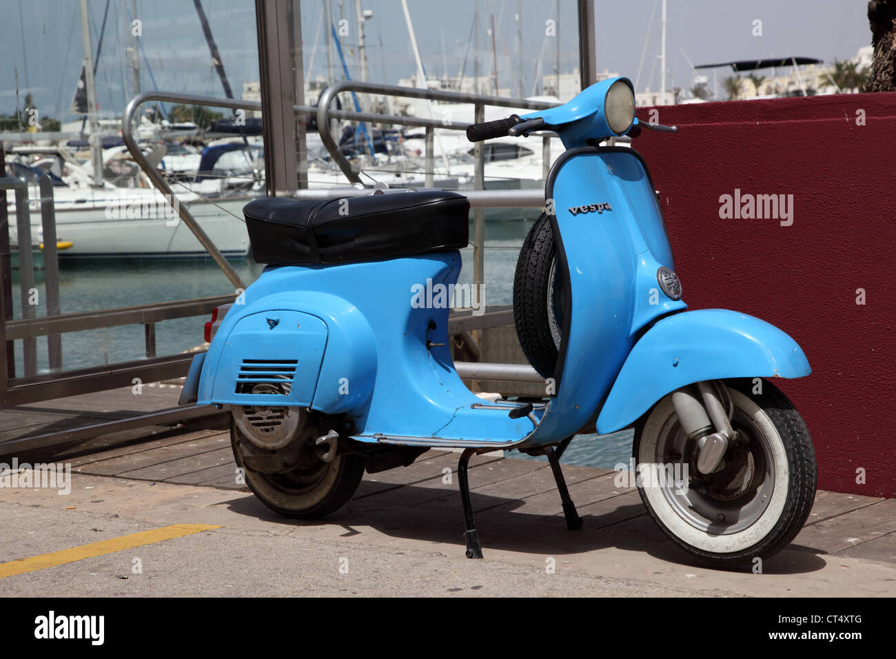 Blue vespa motor scooter old Banque de photographies et d'images à haute  résolution - Alamy