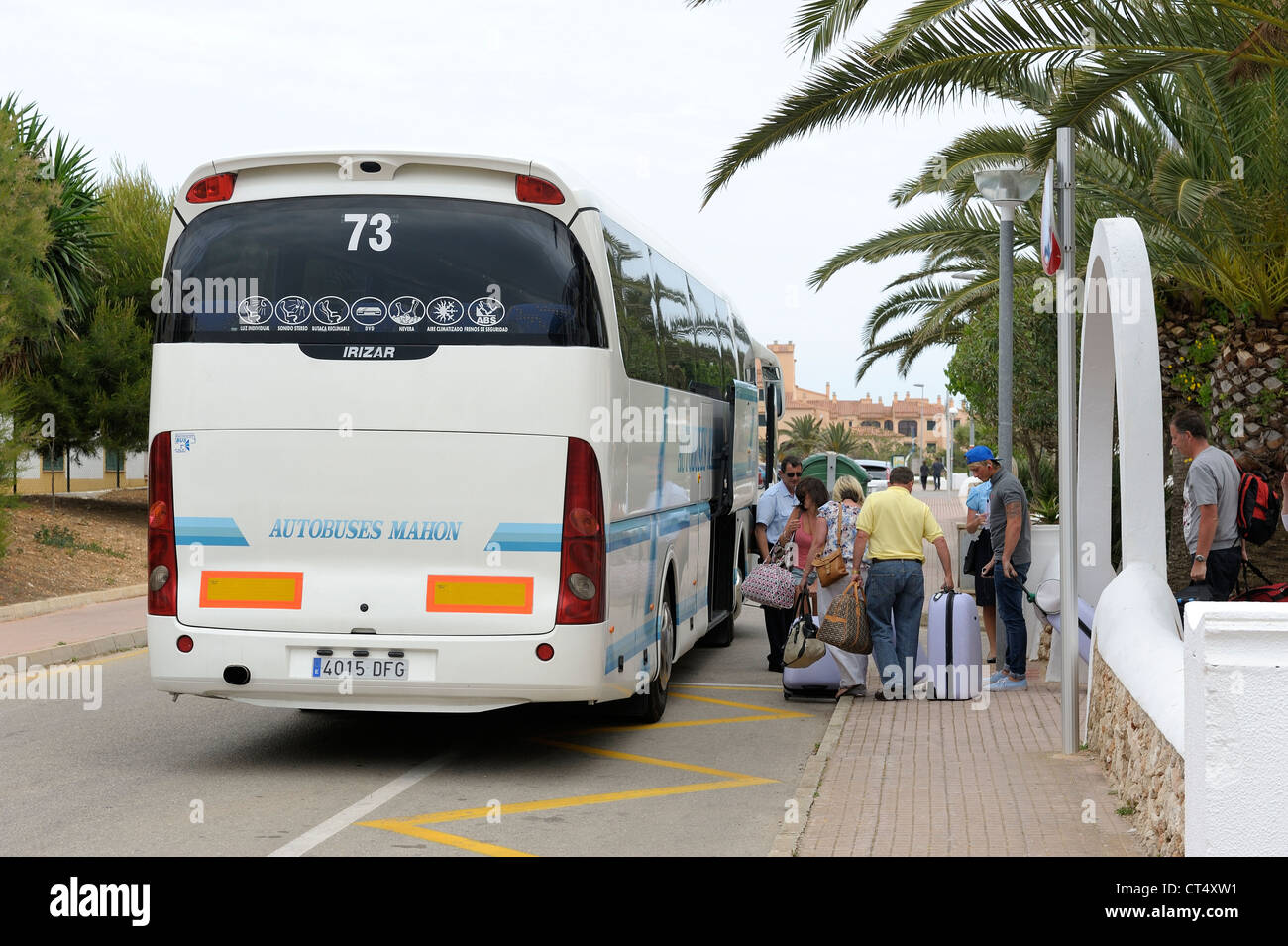 Les touristes à bord de l'autobus de transfert à l'aéroport Menorca Baléares Espagne Banque D'Images