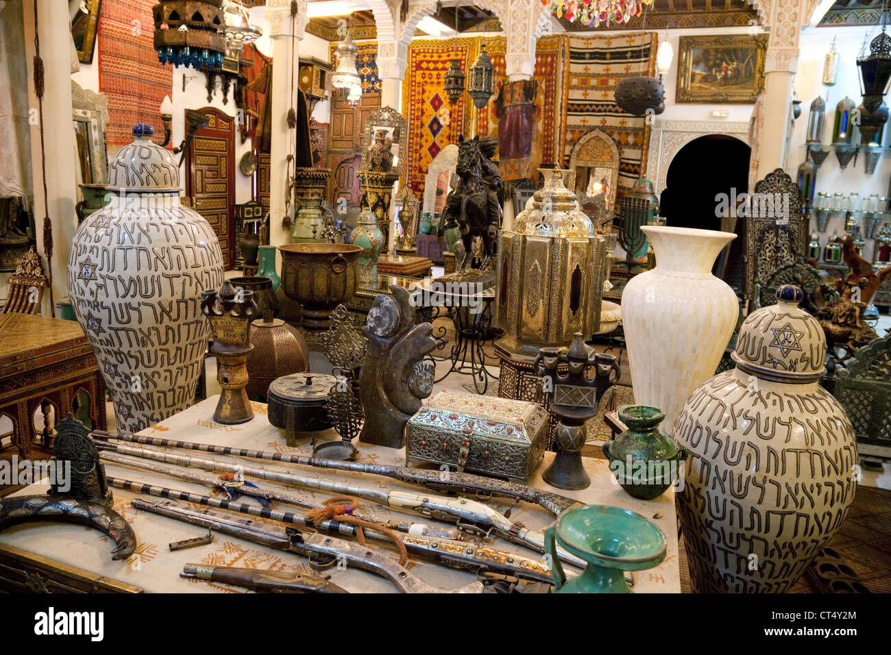 Intérieur du magasin d'artisanat marocain, Taroudant, Maroc Sud Banque D'Images