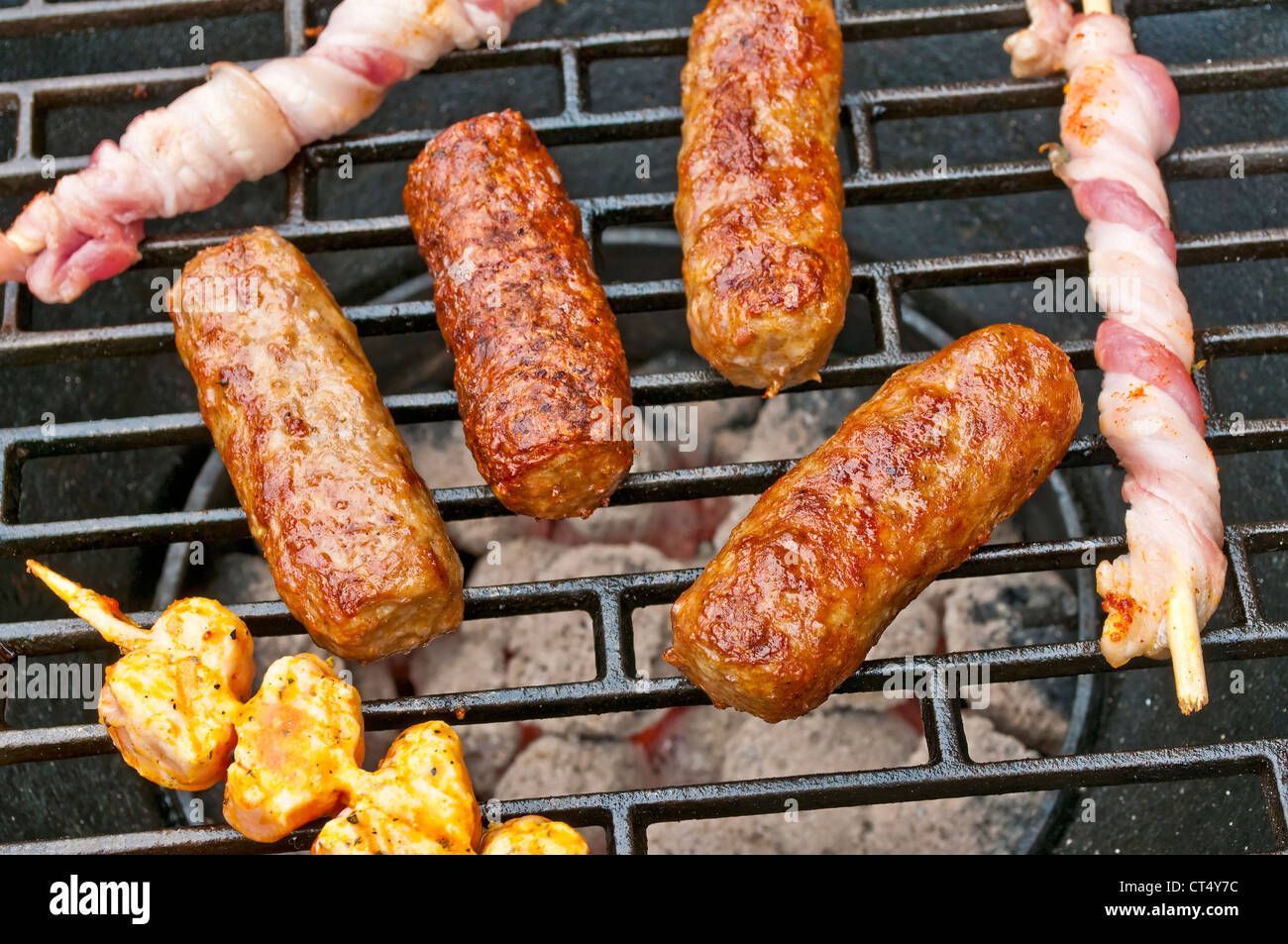 Deli cevapi croate sur barbecue Banque D'Images