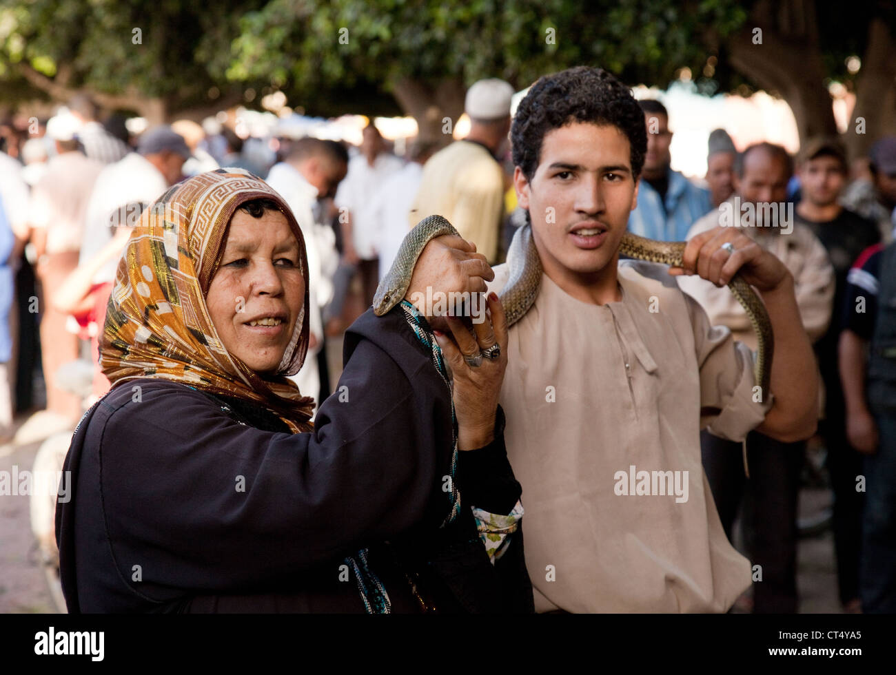 Mère et fils charmeurs de l'exécution sur la place centrale, Taroudant, Maroc Sud Banque D'Images