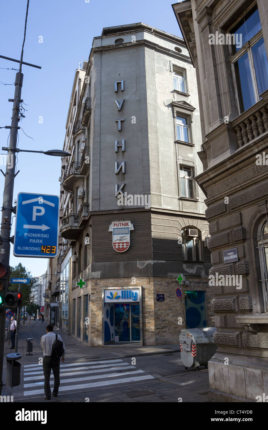 Centre-ville de Belgrade en Serbie façade d'une ancienne agence de voyage (Putnik) Banque D'Images