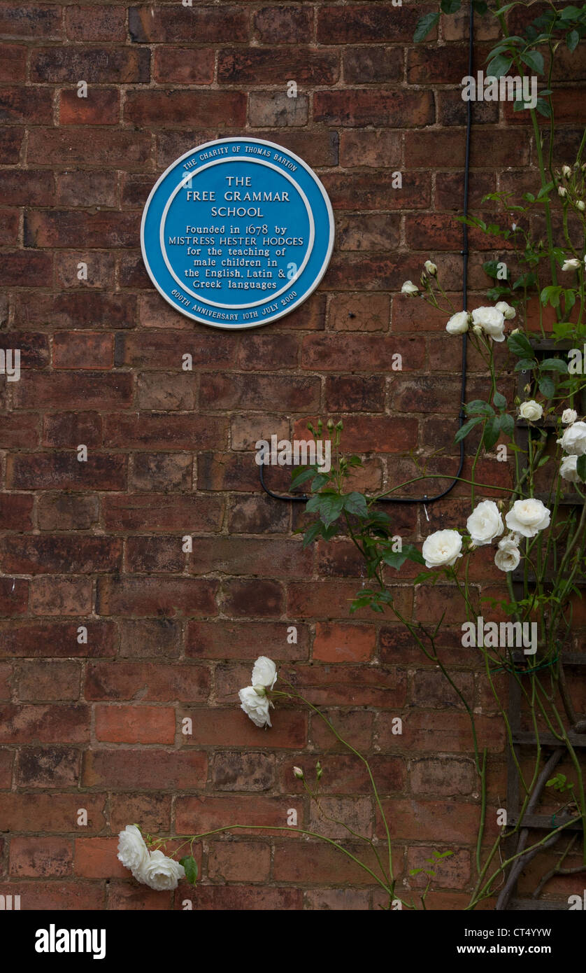 Une plaque sur le mur d'une maison montrant le site de la Free Grammar School Fondée en1678 par MISTRESS HESTER HODGES Banque D'Images