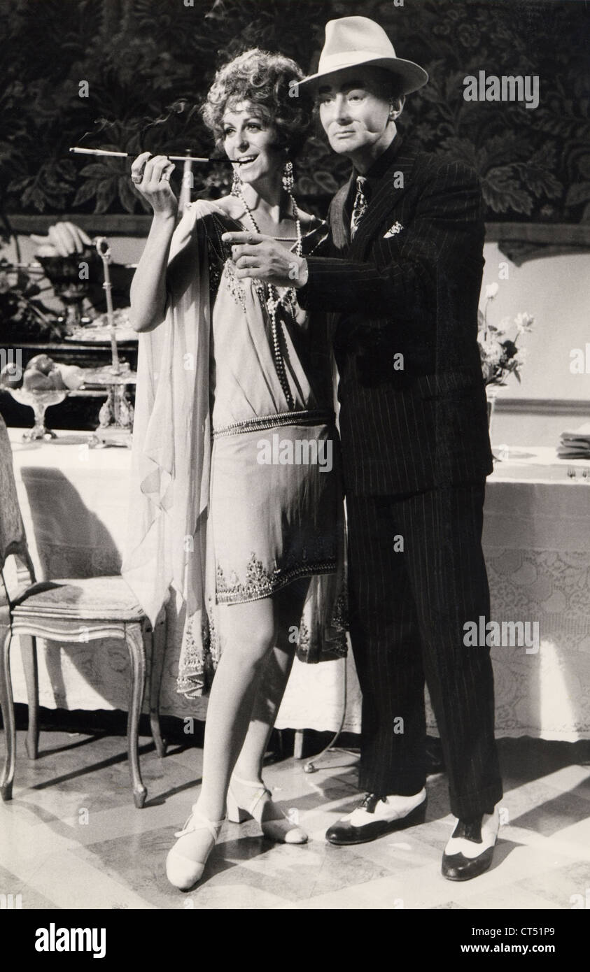 Ros Drinkwater et Francis Mattews pendant le tournage de Paul Temple. La partie 52 de la série TV de la BBC c.2792 Banque D'Images