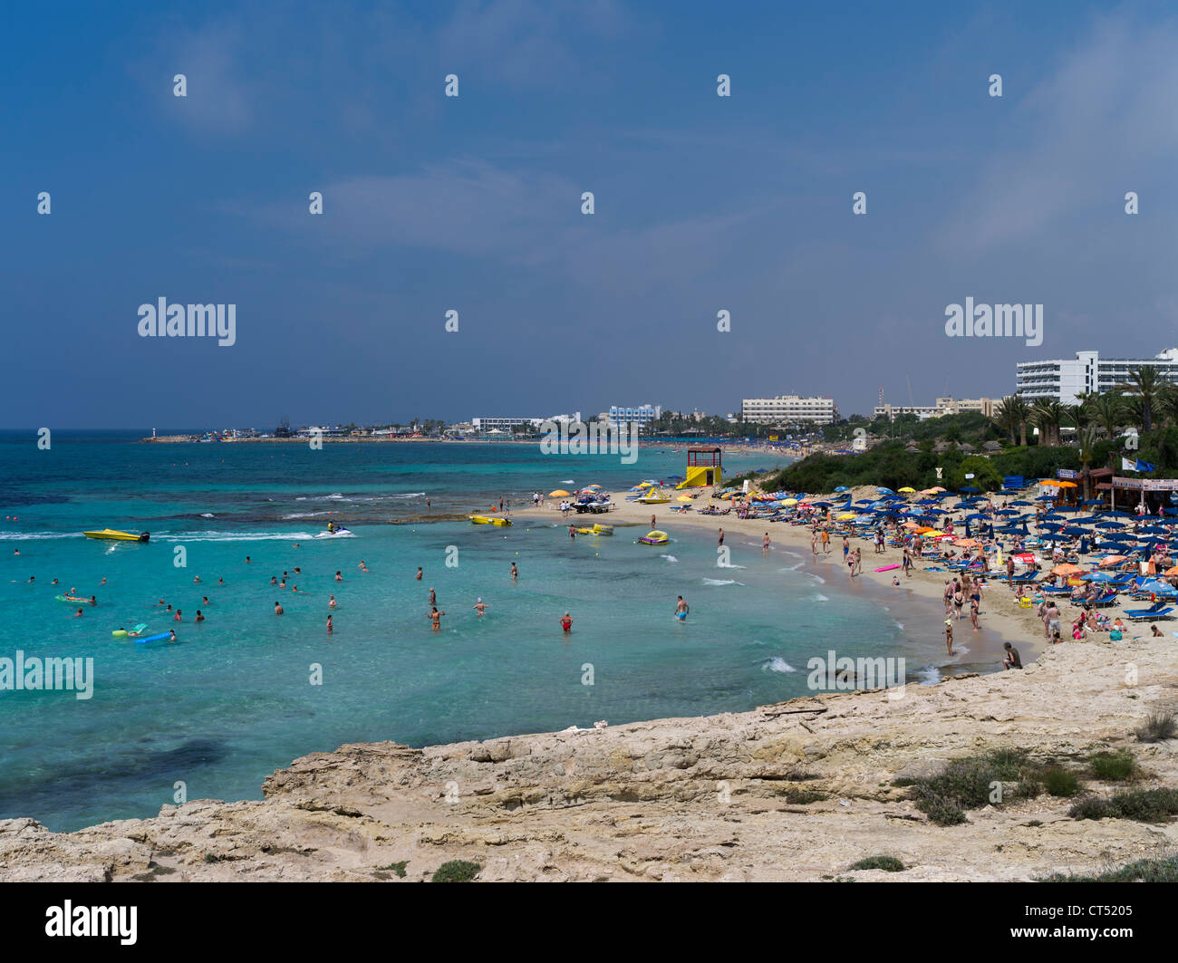 dh AYIA NAPA CHYPRE SUD baigneurs plage de sable et hôtels grèce vacances Bay personnes vacances Banque D'Images