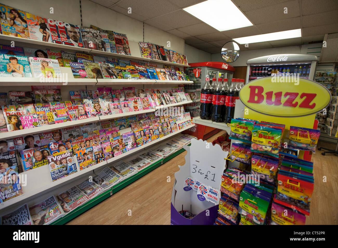 À l'intérieur d'un marchand local, une petite boutique de confiserie affichage standard, de l'alimentation, et des magazines au Royaume-Uni Banque D'Images