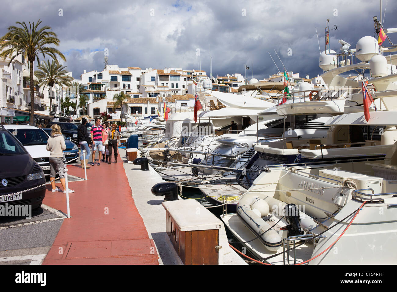 Megayachts à moteur à Puerto Banus marina resort de vacances sur Costa del Sol en Espagne, le sud de l'andalousie. Banque D'Images
