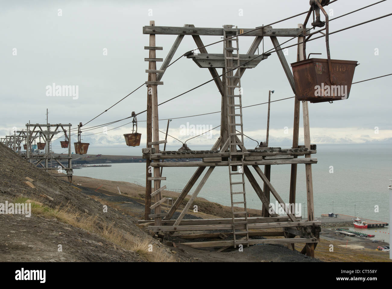 La Norvège, Svalbard, Longyearbyen, reliques de l'histoire de l'extraction du charbon, du charbon de tramway transport Banque D'Images